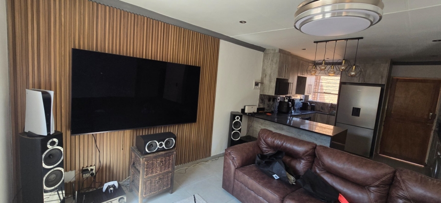 2 Bedroom Property for Sale in Die Hoewes Gauteng