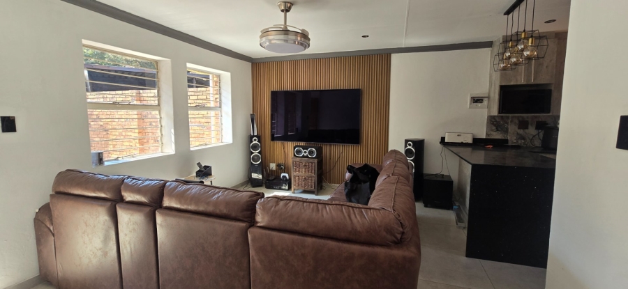 2 Bedroom Property for Sale in Die Hoewes Gauteng