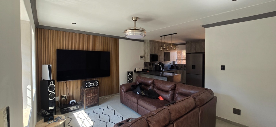2 Bedroom Property for Sale in Die Hoewes Gauteng