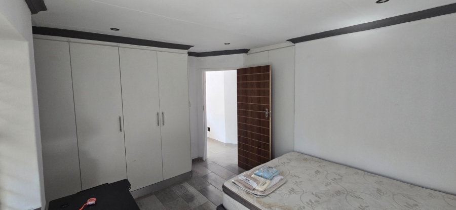 2 Bedroom Property for Sale in Die Hoewes Gauteng