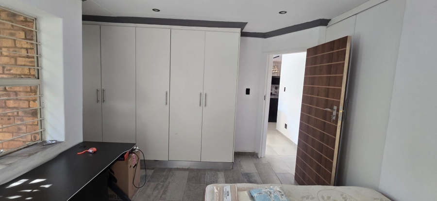 2 Bedroom Property for Sale in Die Hoewes Gauteng