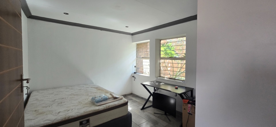 2 Bedroom Property for Sale in Die Hoewes Gauteng