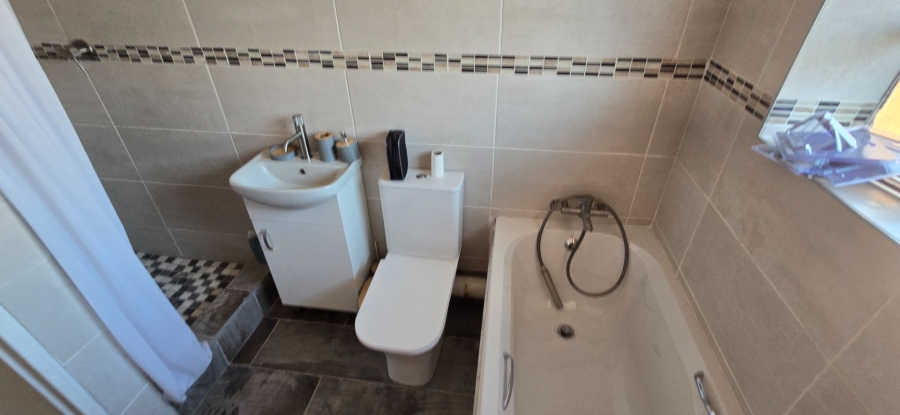 2 Bedroom Property for Sale in Die Hoewes Gauteng