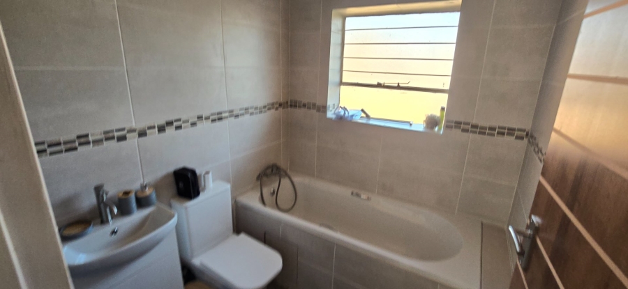 2 Bedroom Property for Sale in Die Hoewes Gauteng