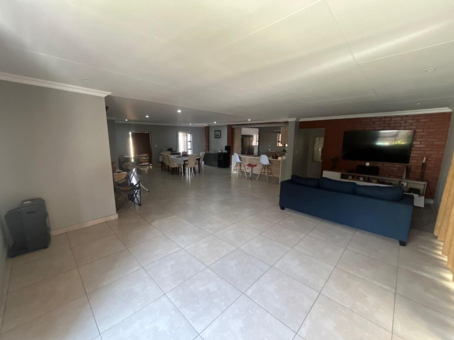 4 Bedroom Property for Sale in Heuweloord Gauteng