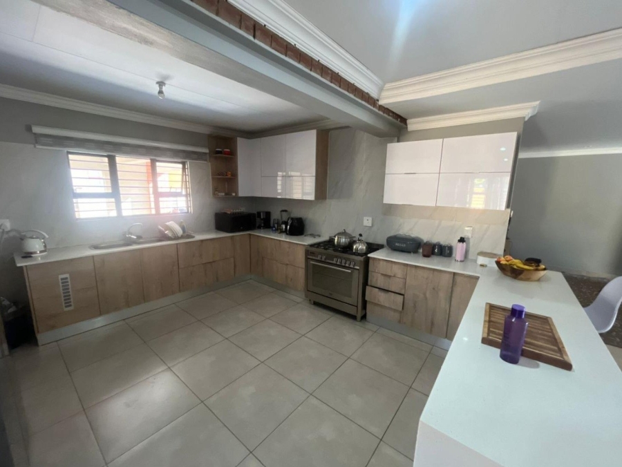 4 Bedroom Property for Sale in Heuweloord Gauteng
