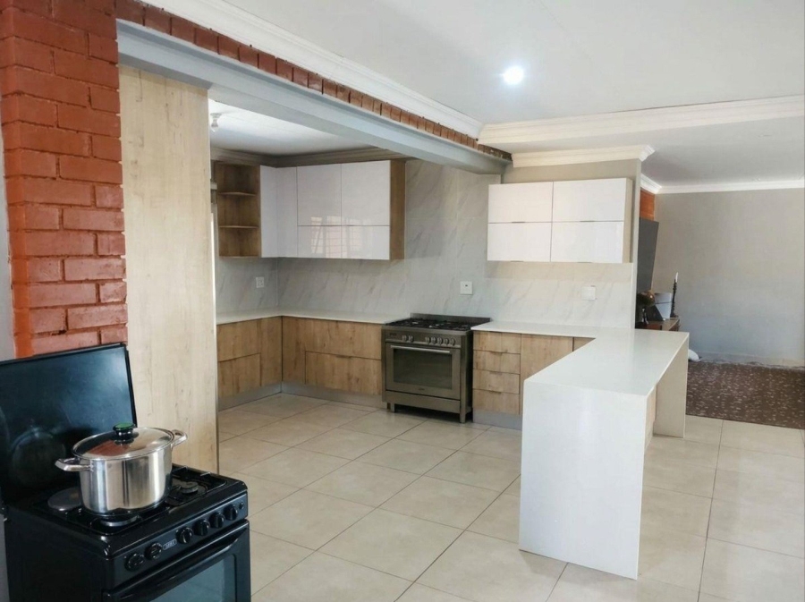 4 Bedroom Property for Sale in Heuweloord Gauteng