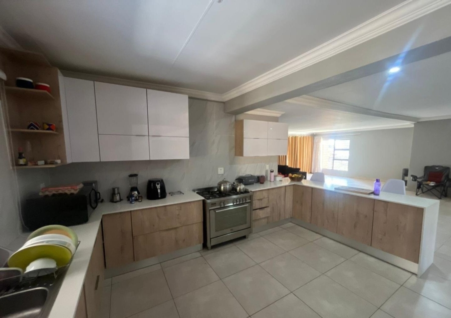 4 Bedroom Property for Sale in Heuweloord Gauteng