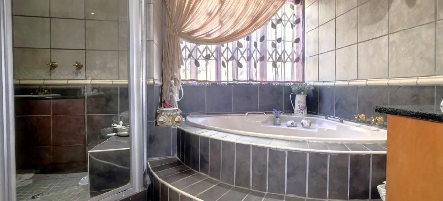 5 Bedroom Property for Sale in Rietvlei View Country Estates Gauteng