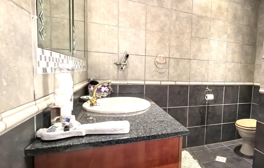 5 Bedroom Property for Sale in Rietvlei View Country Estates Gauteng