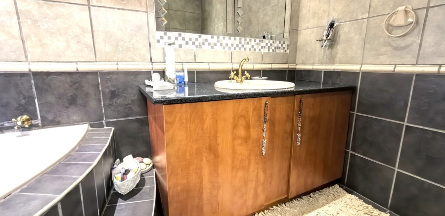 5 Bedroom Property for Sale in Rietvlei View Country Estates Gauteng