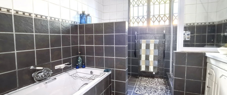 5 Bedroom Property for Sale in Rietvlei View Country Estates Gauteng