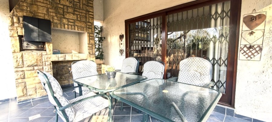 5 Bedroom Property for Sale in Rietvlei View Country Estates Gauteng