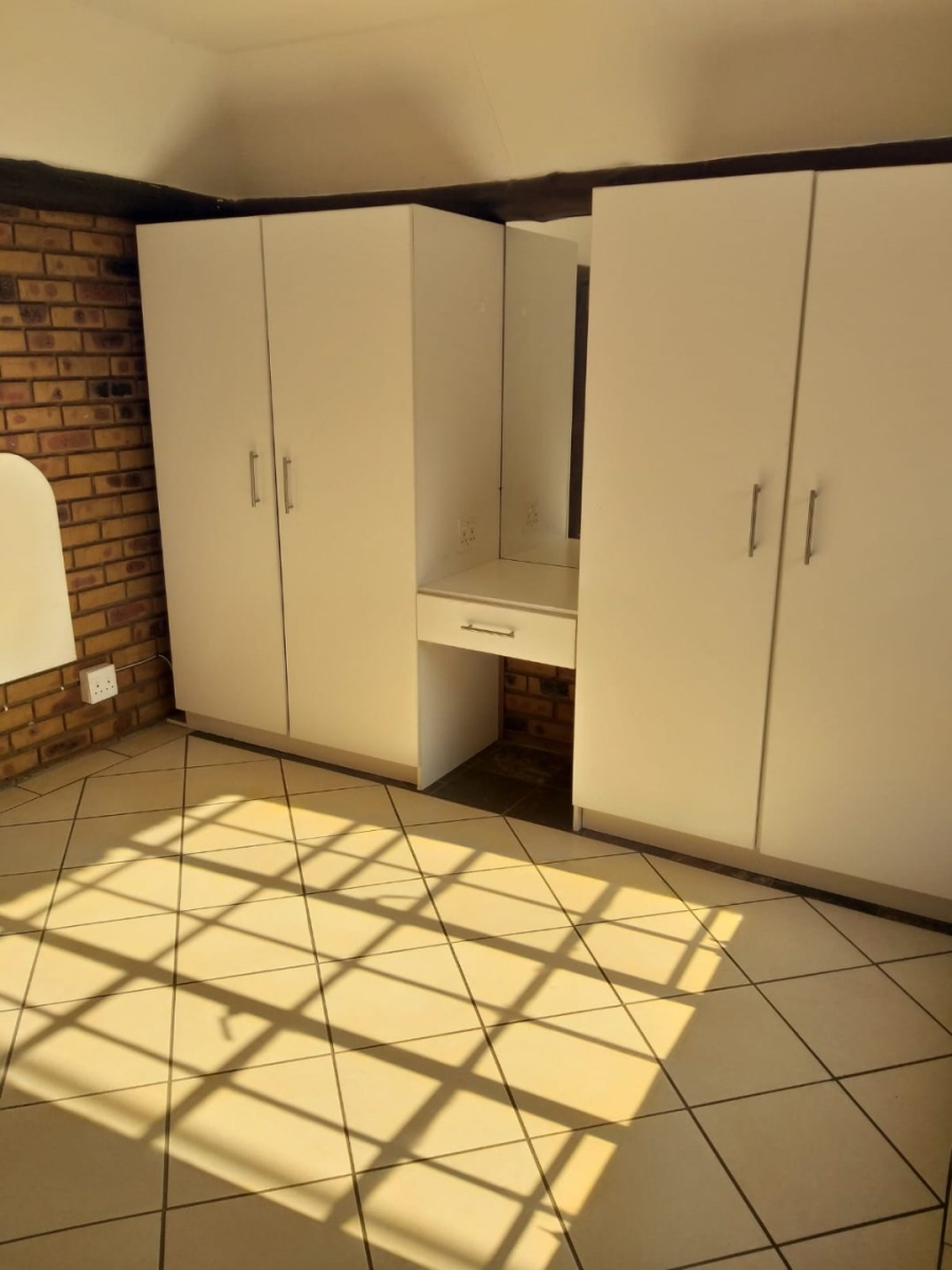 To Let Commercial Property for Rent in Haakdoornlaagte AH Gauteng