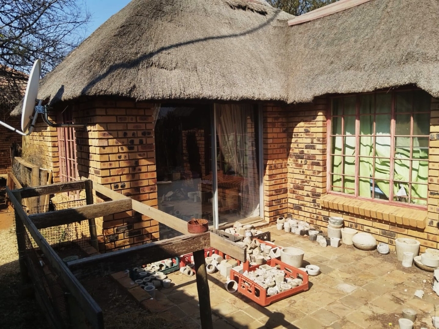 To Let Commercial Property for Rent in Haakdoornlaagte AH Gauteng
