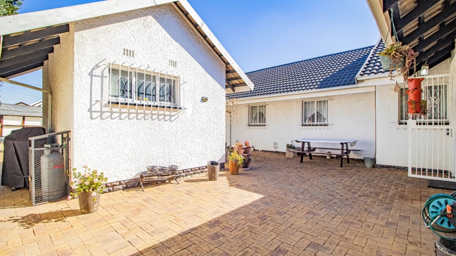4 Bedroom Property for Sale in Edleen Gauteng