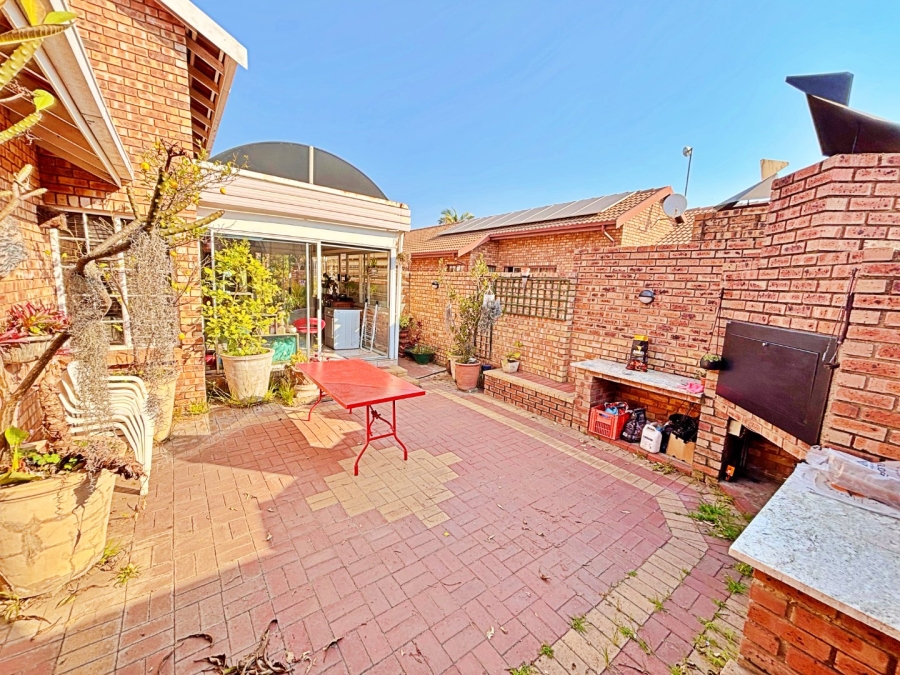 3 Bedroom Property for Sale in Amberfield Gauteng