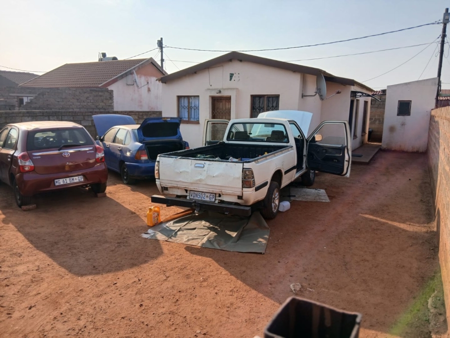 5 Bedroom Property for Sale in Mfundo Park Gauteng