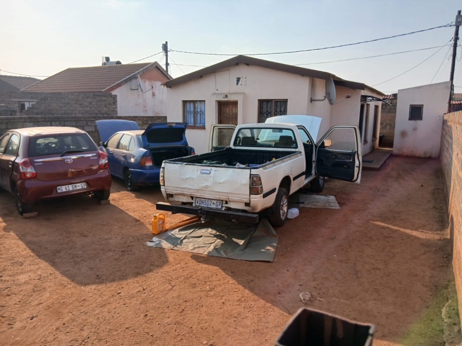 5 Bedroom Property for Sale in Mfundo Park Gauteng