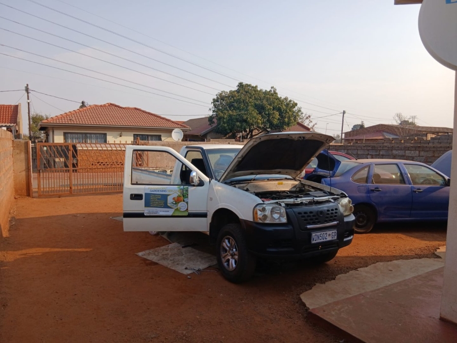 5 Bedroom Property for Sale in Mfundo Park Gauteng