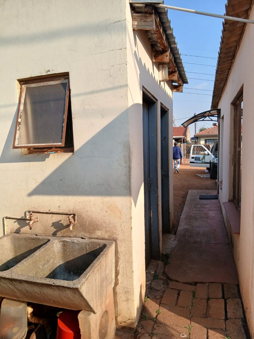 5 Bedroom Property for Sale in Mfundo Park Gauteng
