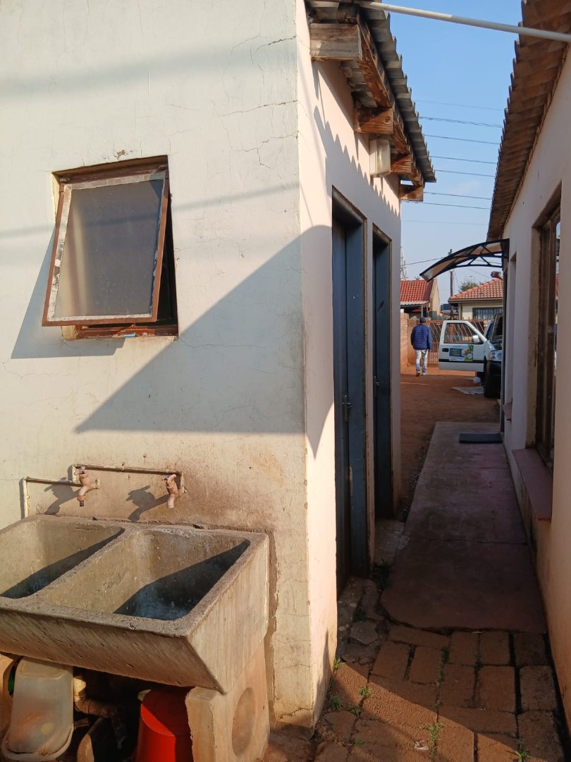 5 Bedroom Property for Sale in Mfundo Park Gauteng