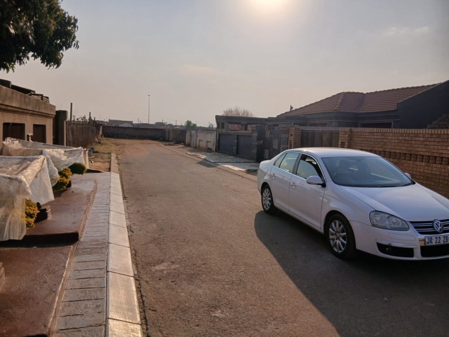 5 Bedroom Property for Sale in Mfundo Park Gauteng