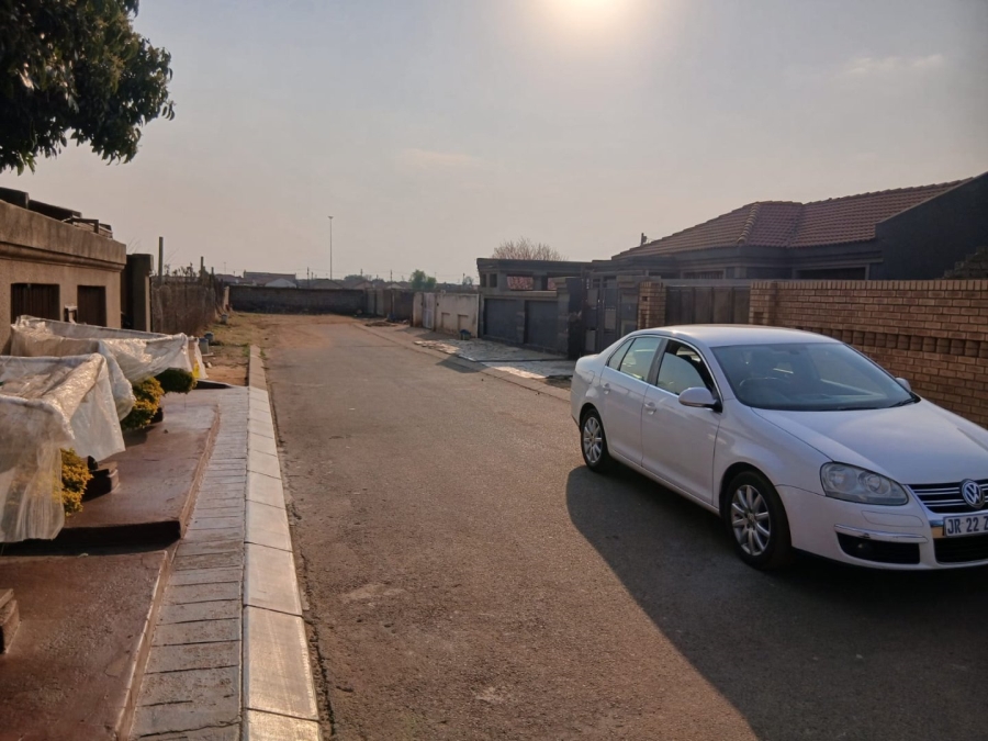 5 Bedroom Property for Sale in Mfundo Park Gauteng