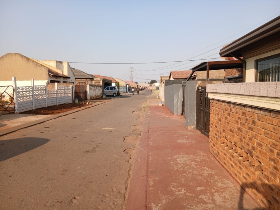 5 Bedroom Property for Sale in Mfundo Park Gauteng