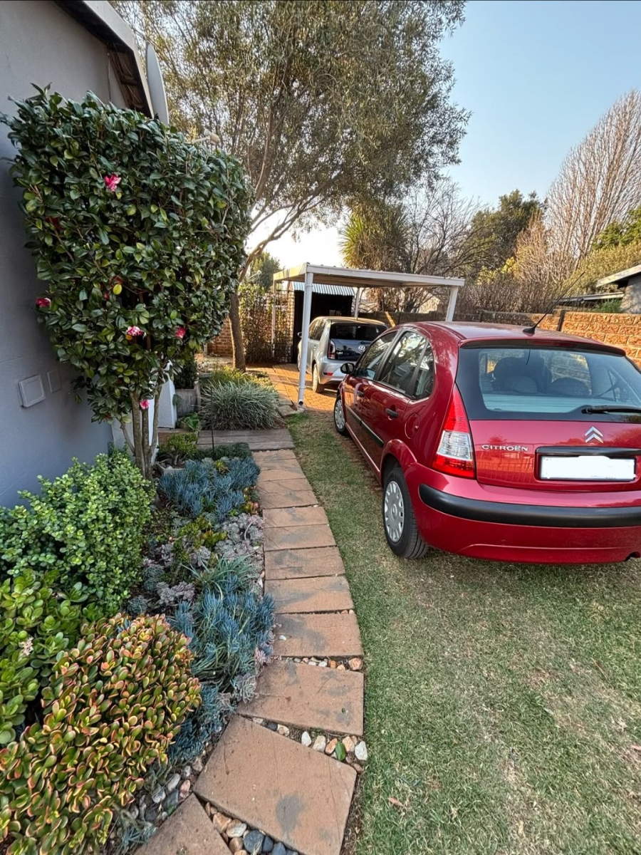 To Let 2 Bedroom Property for Rent in Fairland Gauteng