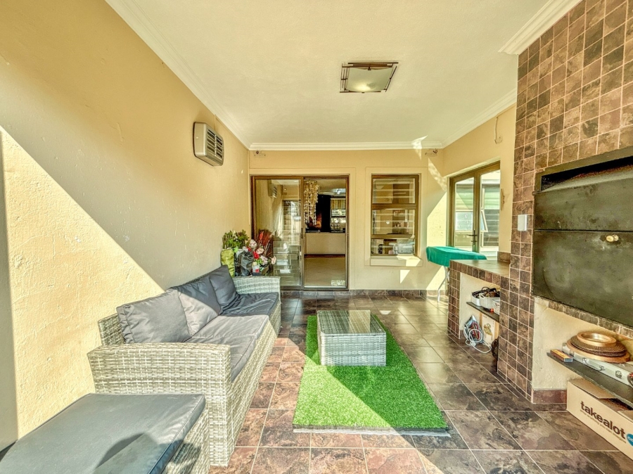 4 Bedroom Property for Sale in Thatchfield Estate Gauteng