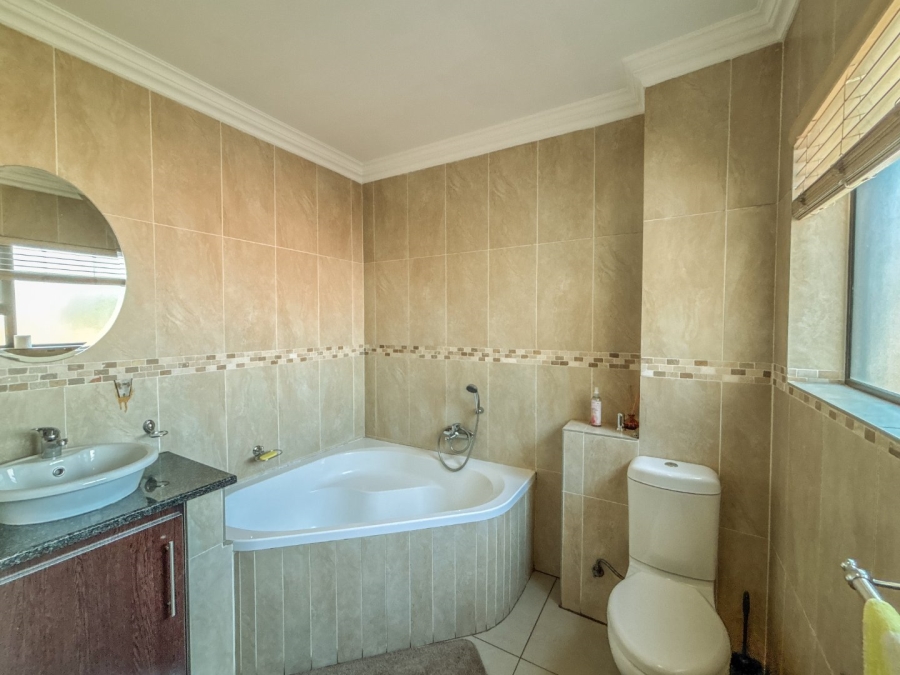 4 Bedroom Property for Sale in Thatchfield Estate Gauteng