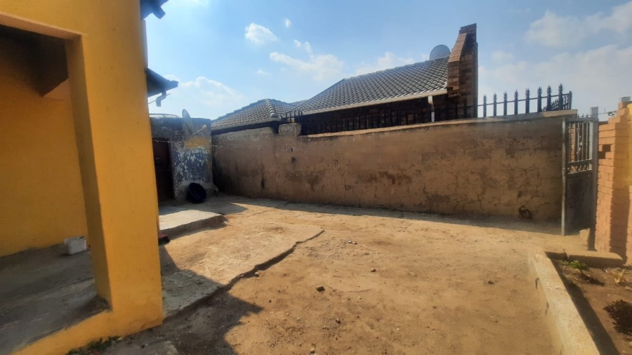 2 Bedroom Property for Sale in Makulong Gauteng
