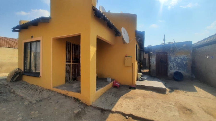 2 Bedroom Property for Sale in Makulong Gauteng