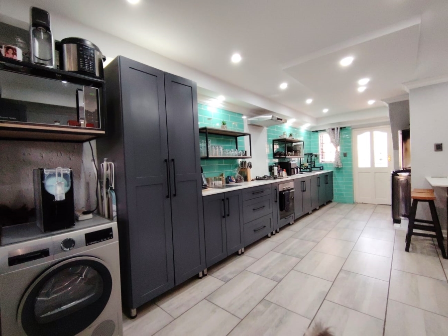 3 Bedroom Property for Sale in Glen Marais Gauteng