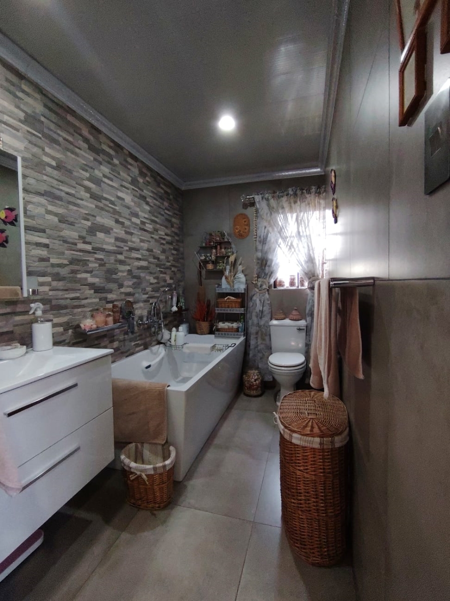 3 Bedroom Property for Sale in Lakefield Gauteng