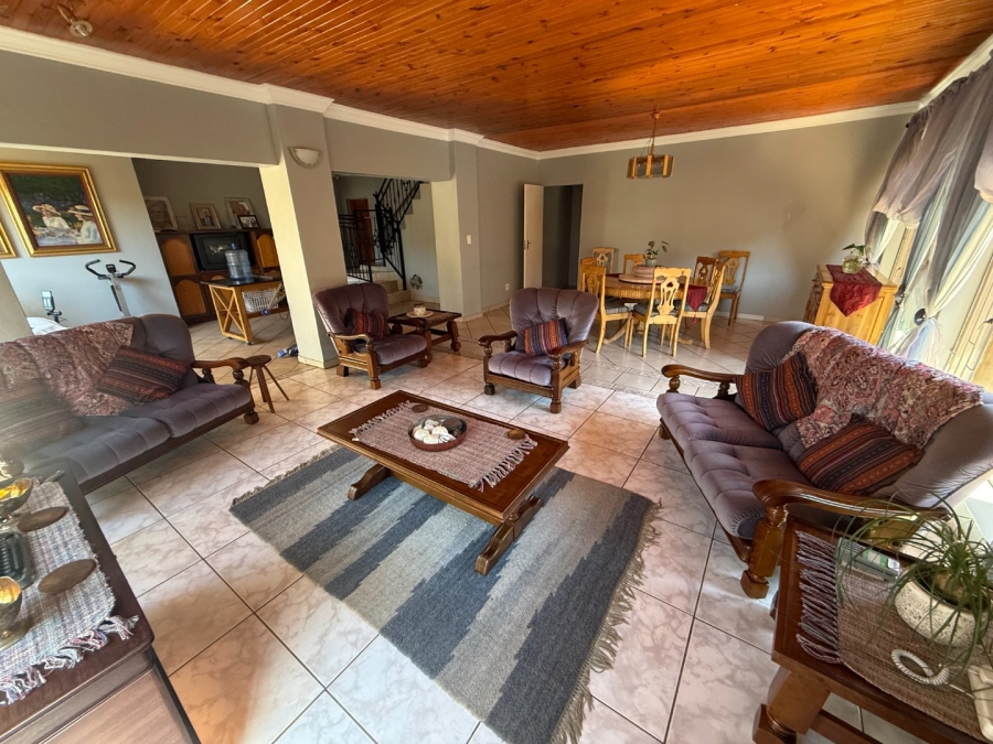 5 Bedroom Property for Sale in Rooihuiskraal Gauteng