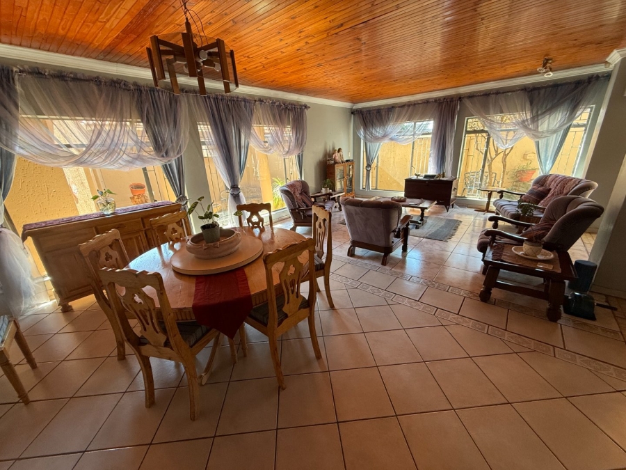 5 Bedroom Property for Sale in Rooihuiskraal Gauteng