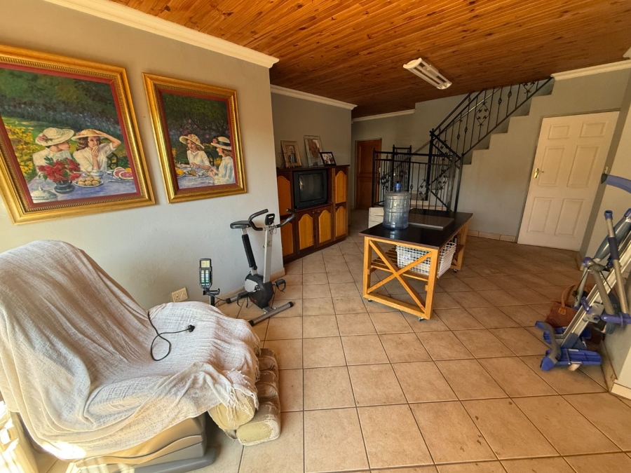 5 Bedroom Property for Sale in Rooihuiskraal Gauteng