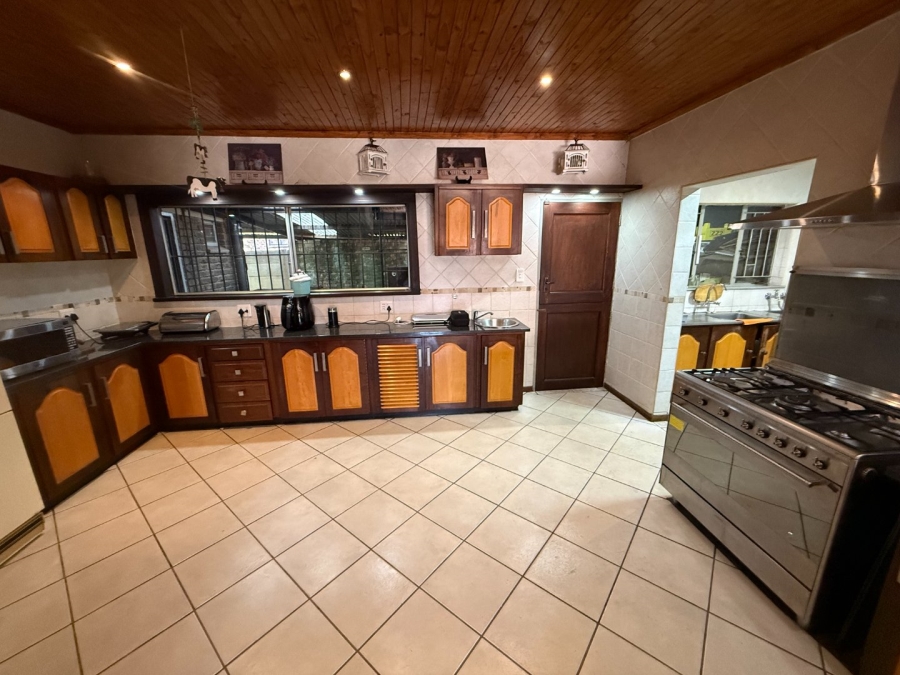 5 Bedroom Property for Sale in Rooihuiskraal Gauteng