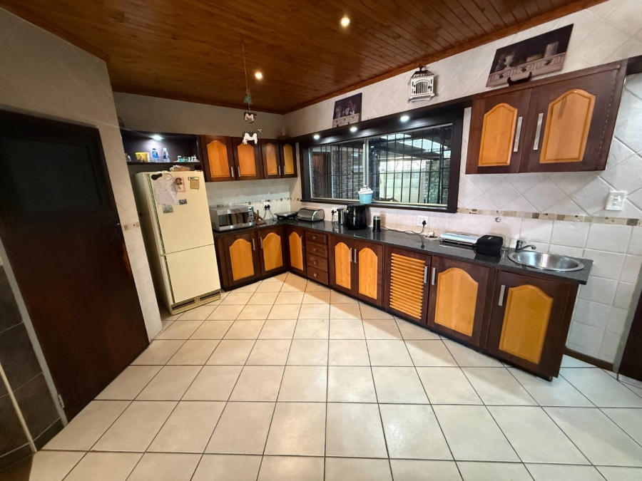 5 Bedroom Property for Sale in Rooihuiskraal Gauteng