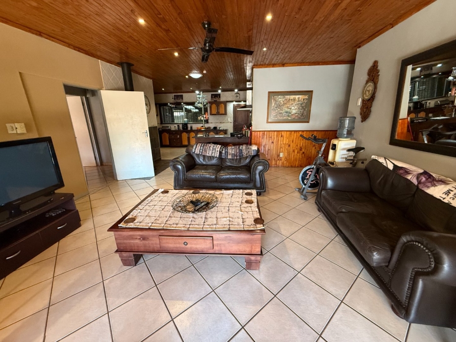 5 Bedroom Property for Sale in Rooihuiskraal Gauteng