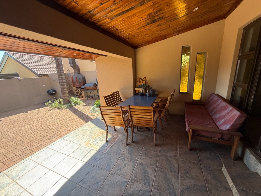 5 Bedroom Property for Sale in Rooihuiskraal Gauteng