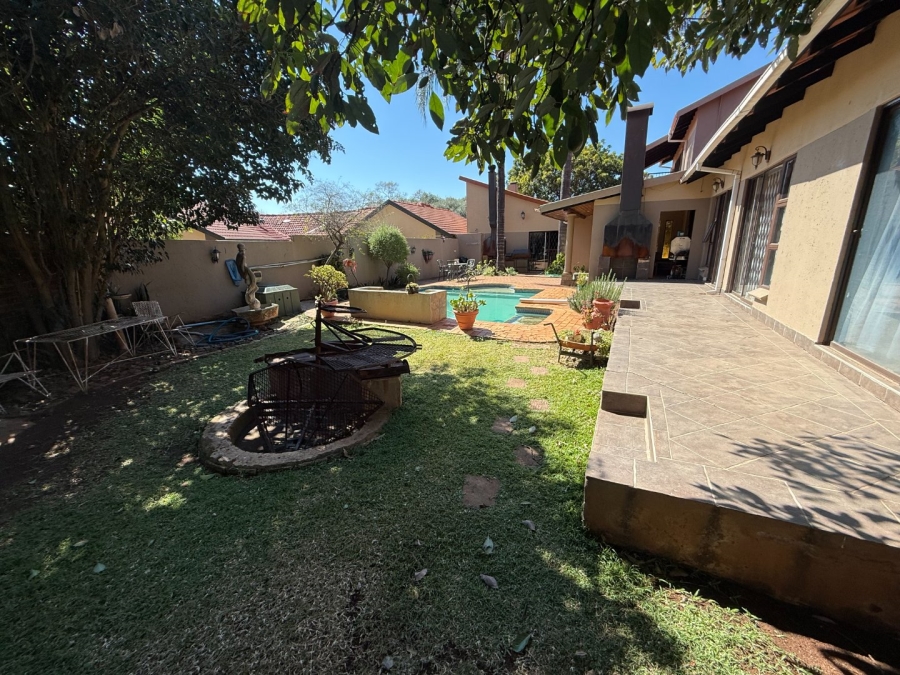 5 Bedroom Property for Sale in Rooihuiskraal Gauteng