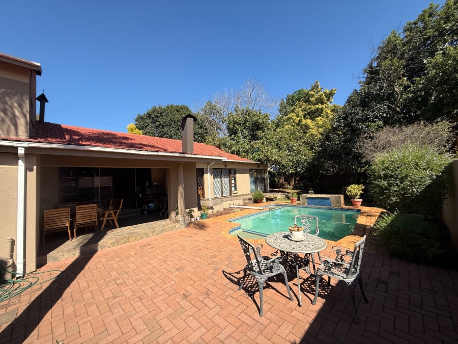 5 Bedroom Property for Sale in Rooihuiskraal Gauteng