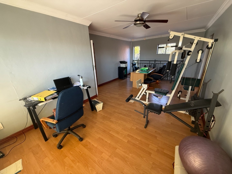 5 Bedroom Property for Sale in Rooihuiskraal Gauteng