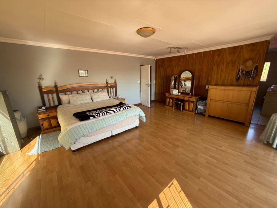 5 Bedroom Property for Sale in Rooihuiskraal Gauteng