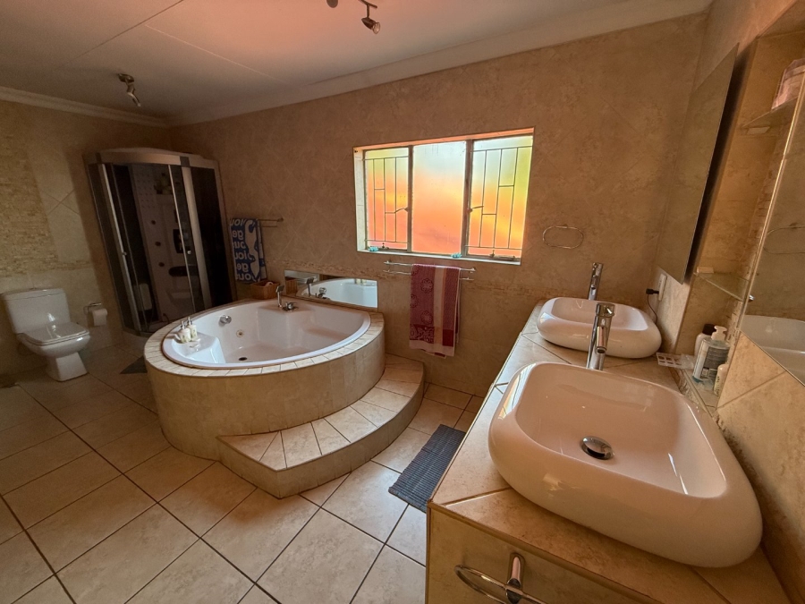 5 Bedroom Property for Sale in Rooihuiskraal Gauteng