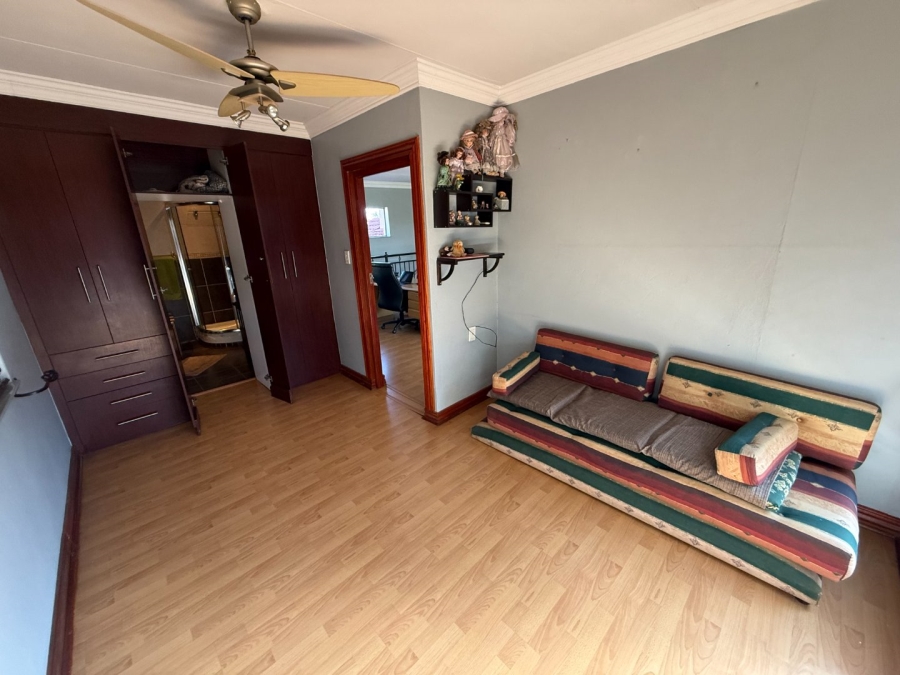 5 Bedroom Property for Sale in Rooihuiskraal Gauteng