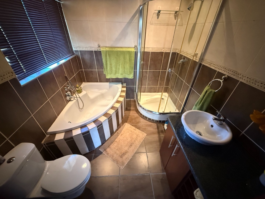 5 Bedroom Property for Sale in Rooihuiskraal Gauteng